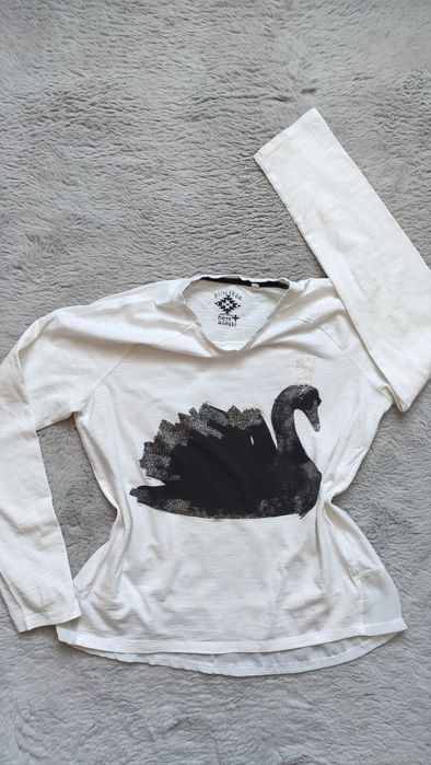 Biała bluzka z nadrukiem łabędzia