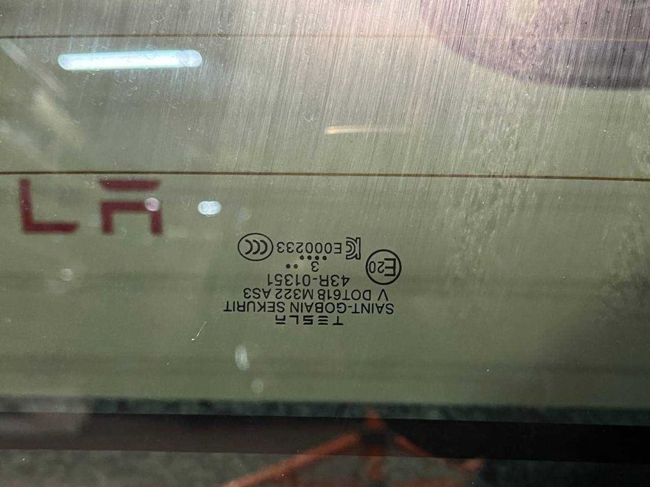 Скло кришки багажника tesla y оригінал 1619890-00-c