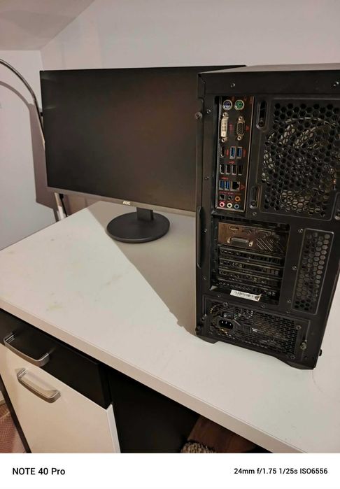 Komputer stacjonarny razem z monitorem