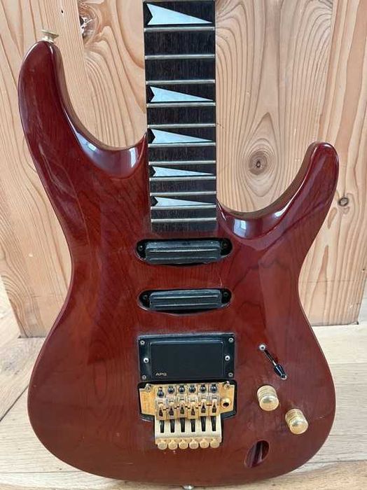 Guitarra eléctrica Maison em formato SuperStrat