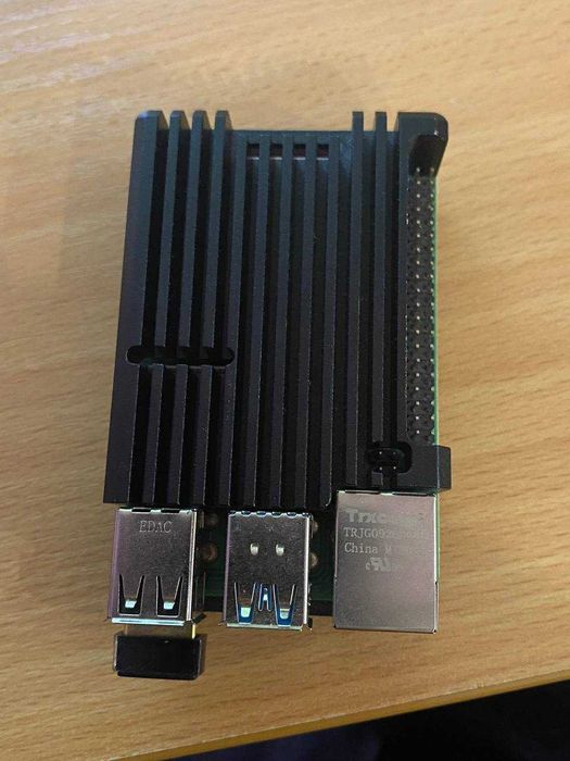 Raspberry Pi 4 Model B + Aluminium Case + 32gb card