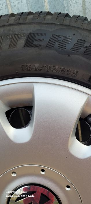 Sprzedam opony z felgami i kompletem kołpaków