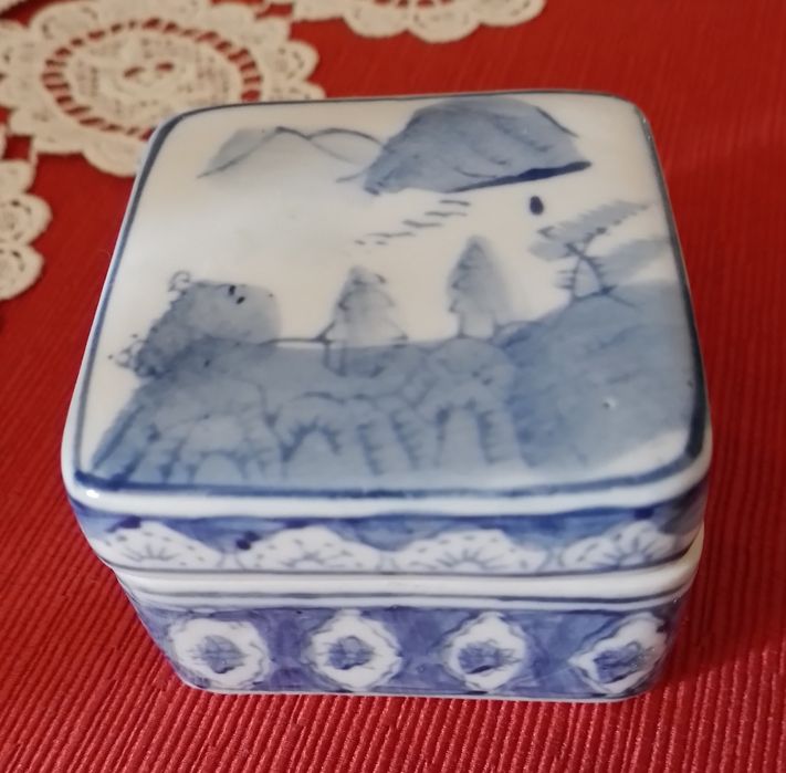 Oriental porcelain square box