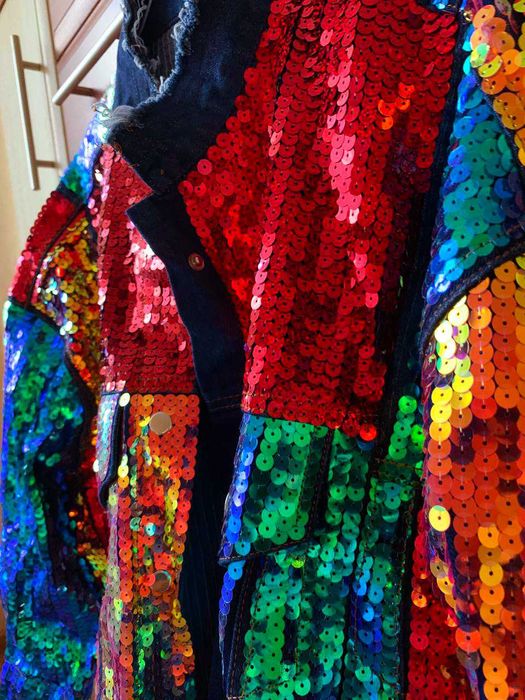 Радужная джинсовая куртка обшитая пайетками в корейском стиле