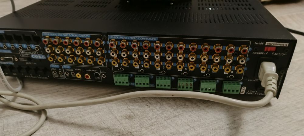 Мультирум контроллер Russound CAV 6.6 з сенсорною панеллю UNO-TS2