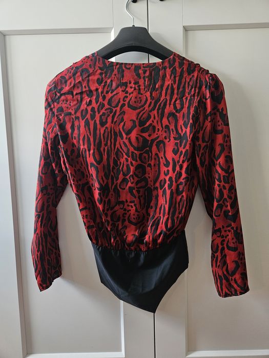 Czerwono-czarne body Zara w panterkę