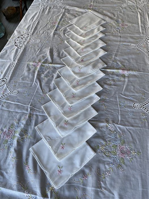 Toalha de mesa algodão com renda e bordado manual e 12 guardanapos