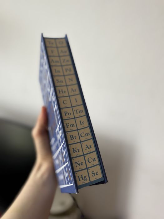 Lekcja chemii barwione brzegi niebieska książka