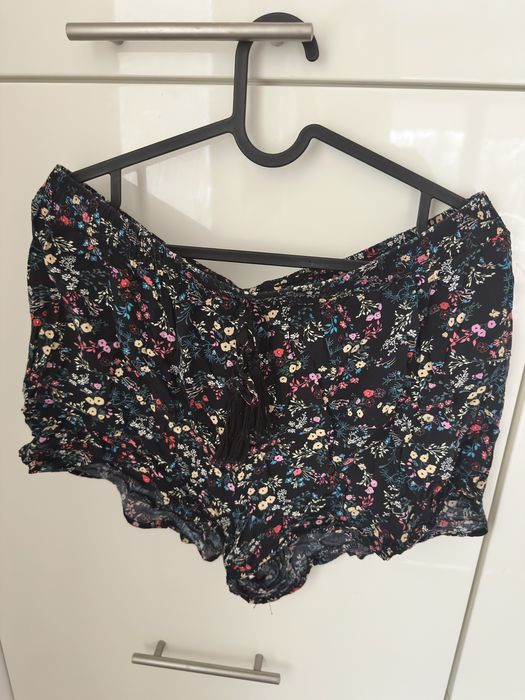 Super piękne spodenki w kwiatki L