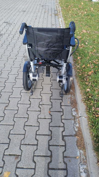 Wózek inwalidzki elektryczny składany