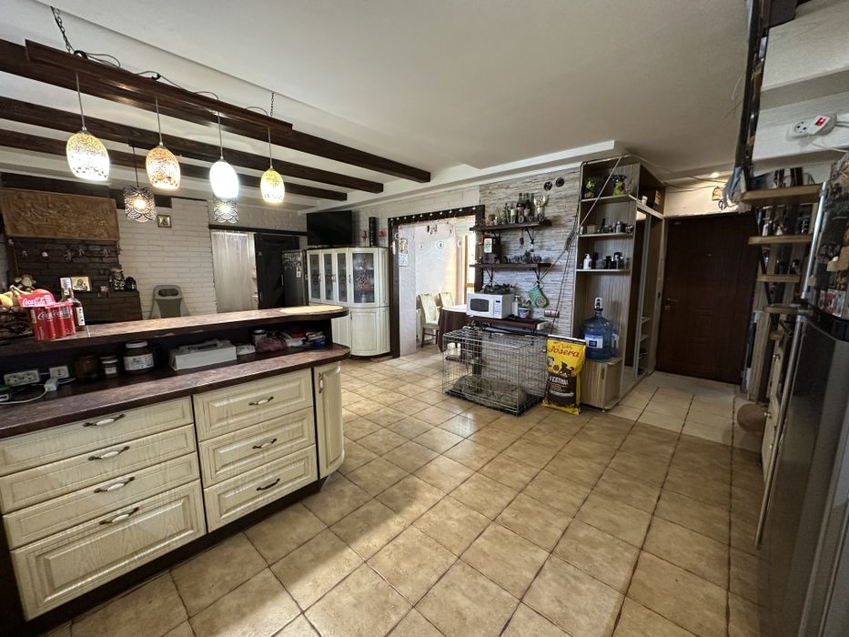 Продам 2-х этажный каменный дом  в Варваровке на участке 7. 12 соток