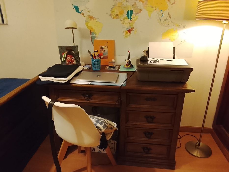 Conjunto cama, secretária, estante e cabide de madeira