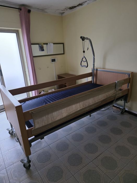 Cama elétrica articulada com colchão antiescaras e motor