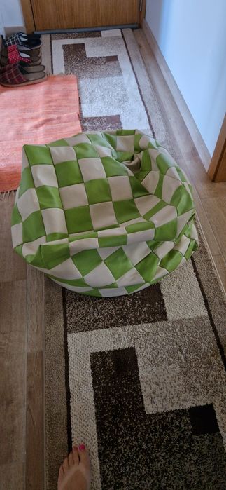 Puf em forma de dado col esferovite no interior