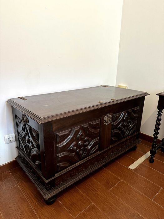 Baú em madeira trabalhada