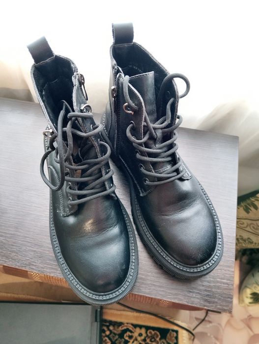 Жіночі черевики в дуже гарному стані