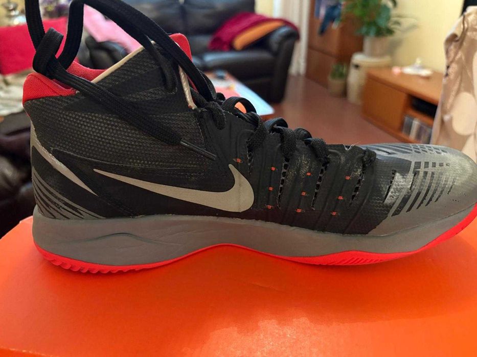 Tênis de basketball Nike de cor vermelha [44).  Muito pouco usados.