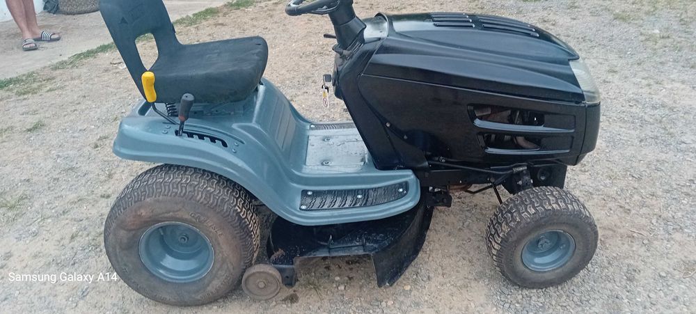 Tractor corta relva