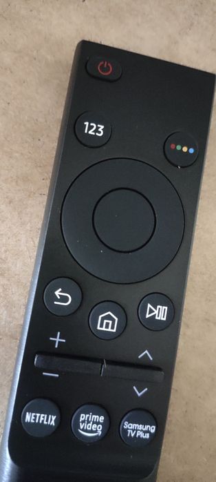 Kompaktowy, wygodny pilot do telewizorów Samsung.