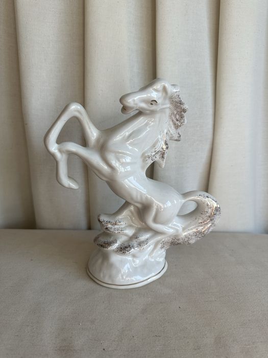 Porcelanowa figurka konia wspiętego na tylnych nogach, vintage