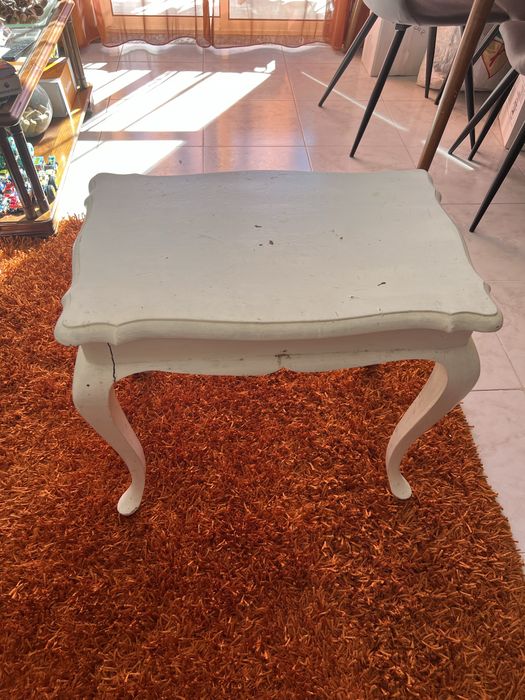 Mesa branca de madeira