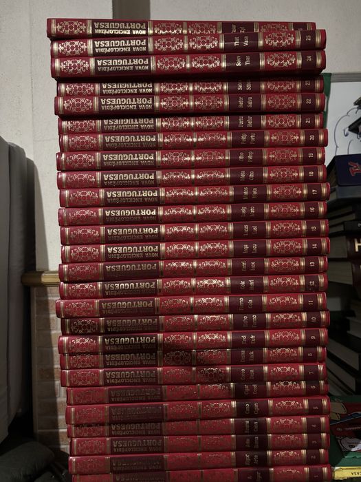 Enciclopédia  Portuguesa em 26 livros devidamente encardenados em cabedal.