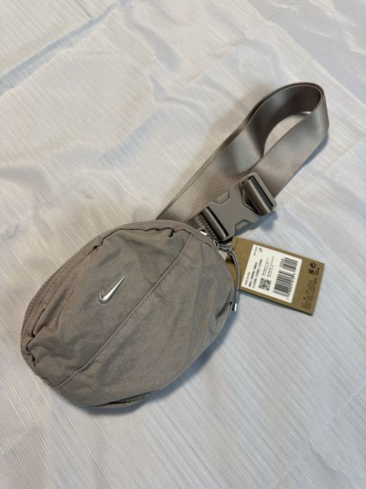 Nike aura crossbody waist pack сумка бананка сіра