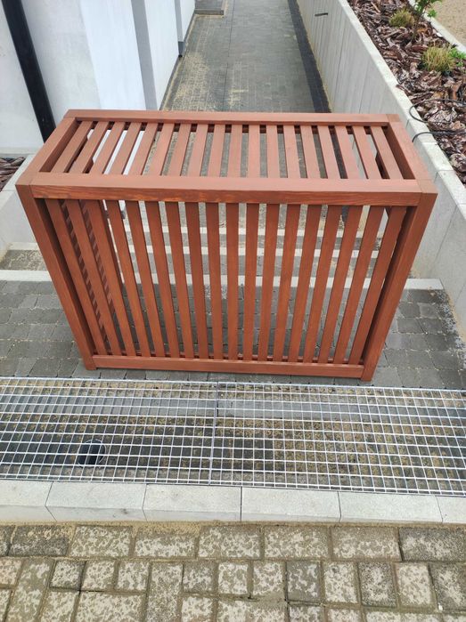 Balkon marzeń: pergole, donice, solidne zabudowy drewniane.