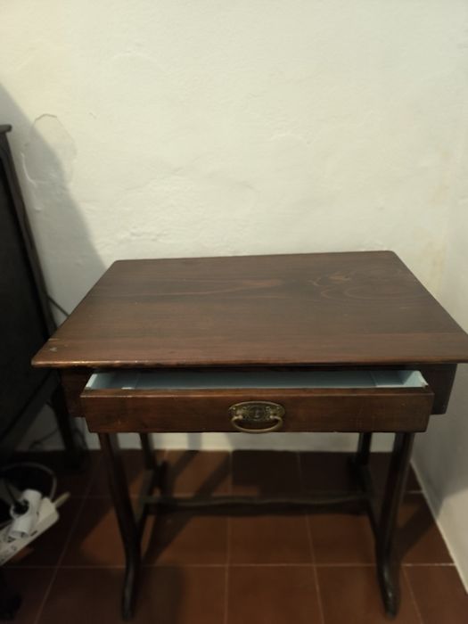 Mesa de apoio com uma gaveta