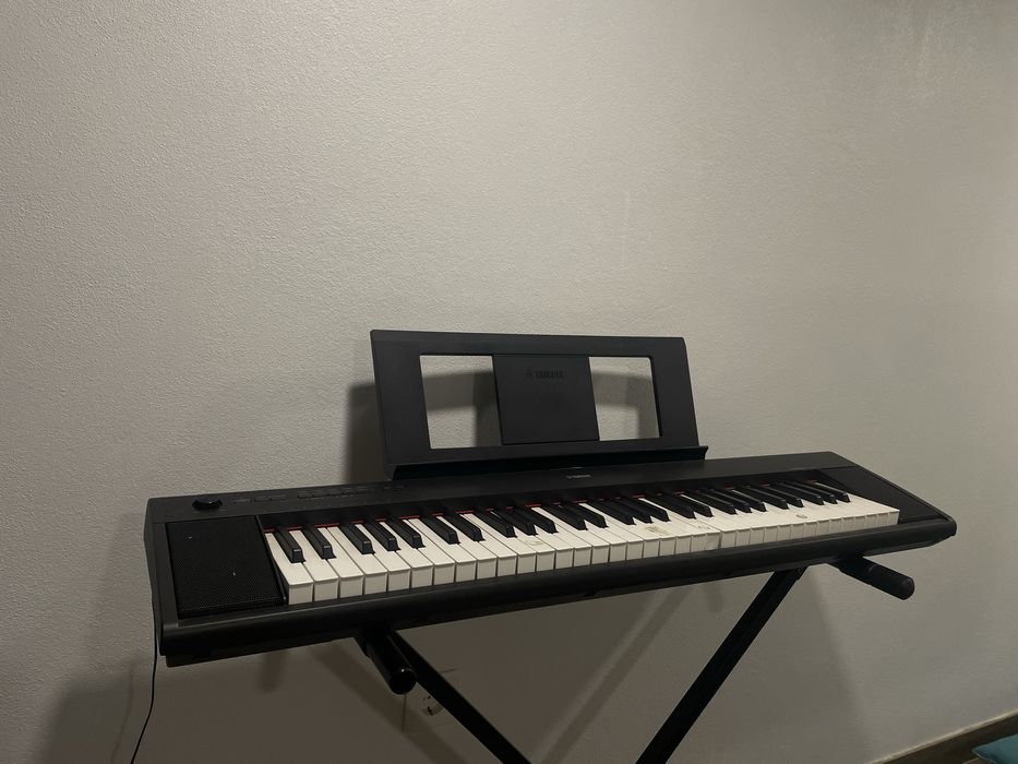 Piano Yamaha com suporte
