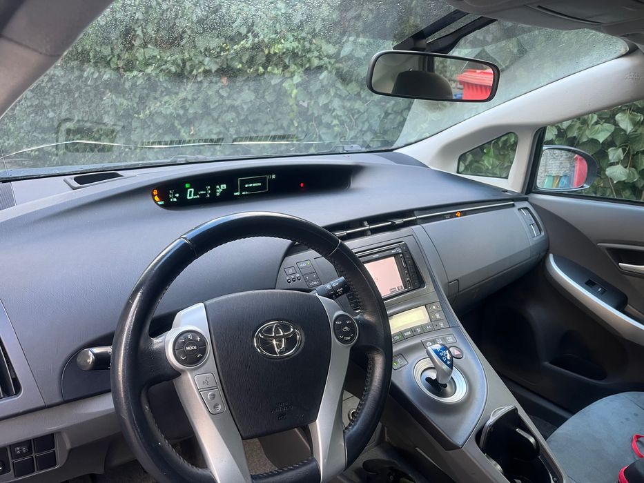 Sprzedam samochód osobowy marki toyota prius  30