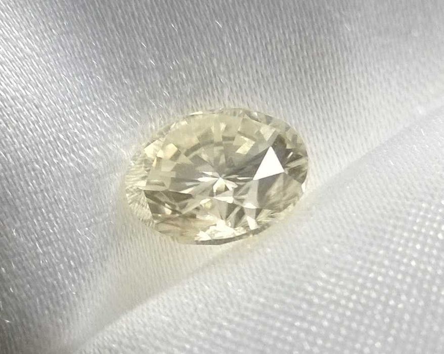 MOISSANIT 2.1 CT ,  8.6 mm  -  VVS1 - moissanite  -  J-K
