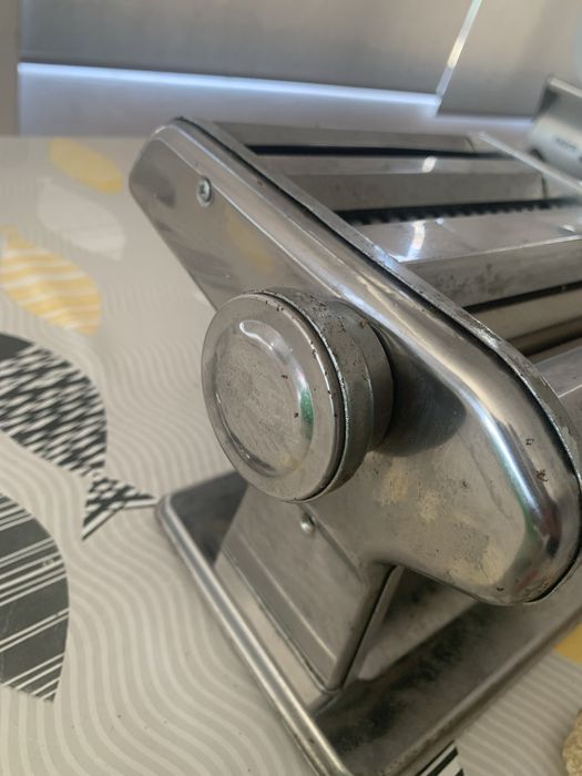 Maquina de esticar pasta e outro tipo de massas