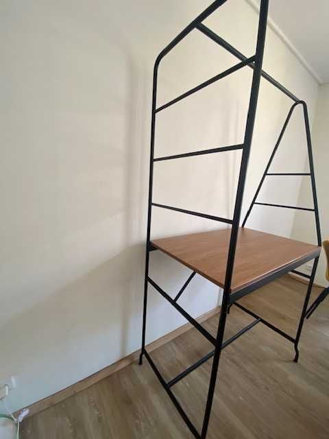 Mesa de cozinha com arrumação castanha e preta