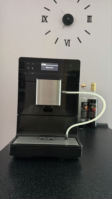 Кавомашина Miele CM5300 + молочний термос та хімія. З Англії