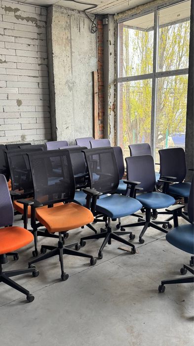 Продам кресла офисные руководителя столы LOFT тумбы комоды стільці