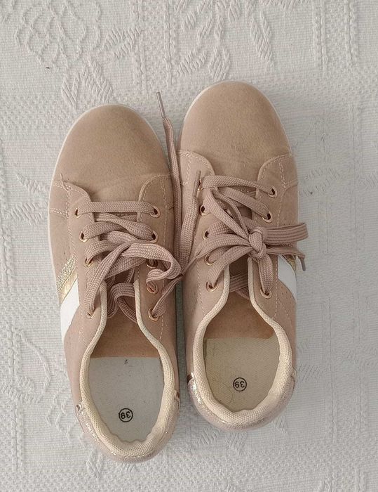 Várias sapatilhas em bom estado