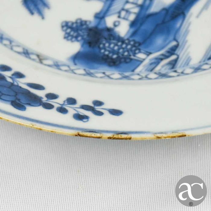 Prato porcelana China período Qianlong, séc. XVIII, pagode e paisagem