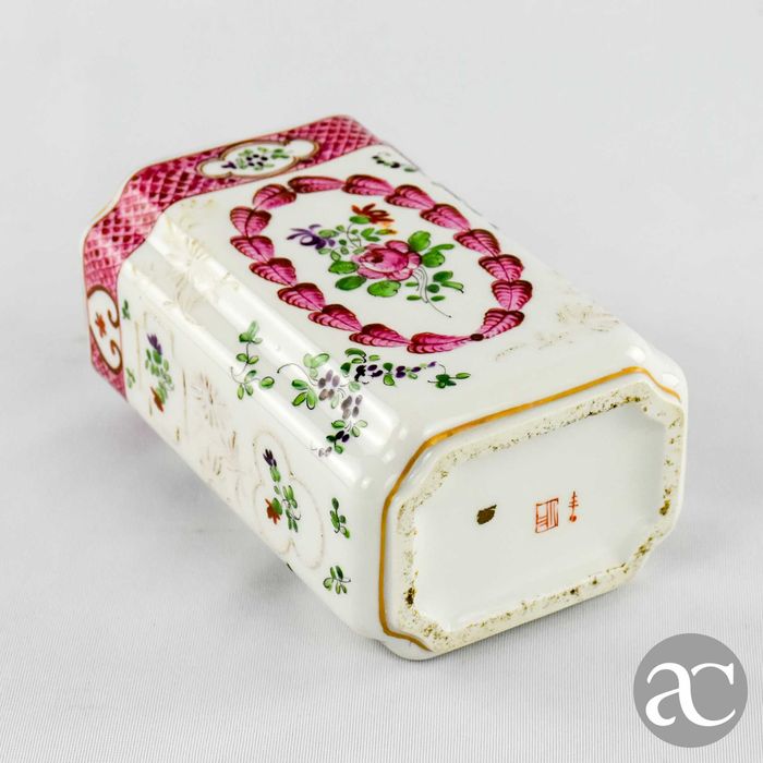 Jarra porcelana de Paris Samson com esmaltes em relevo, séc. XIX