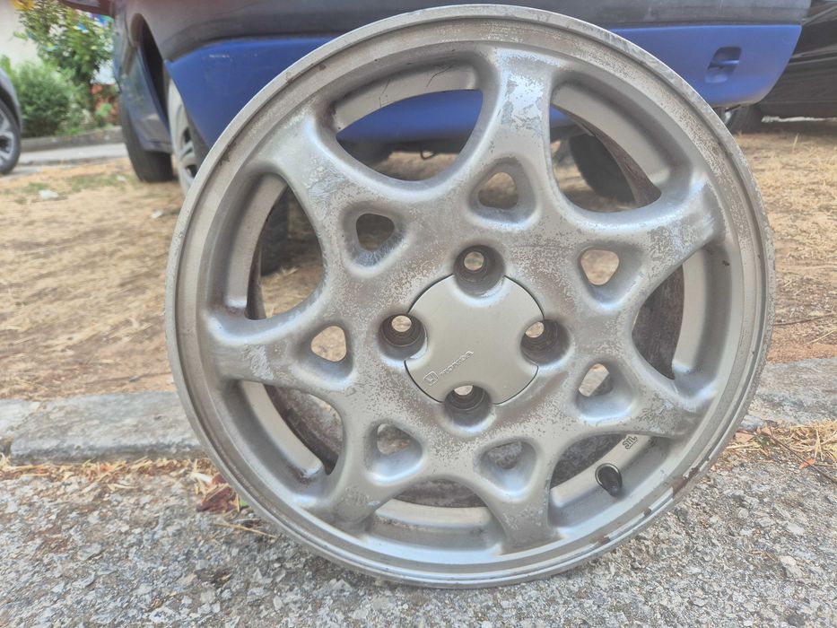 Jantes 15.originais da honda com alguns riscos como mostra. Nas fotos.