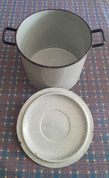 Panela antiga em esmalte