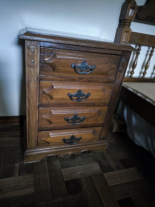 Vendo cama com 2 mesas de cabeceira e 1 cómoda
