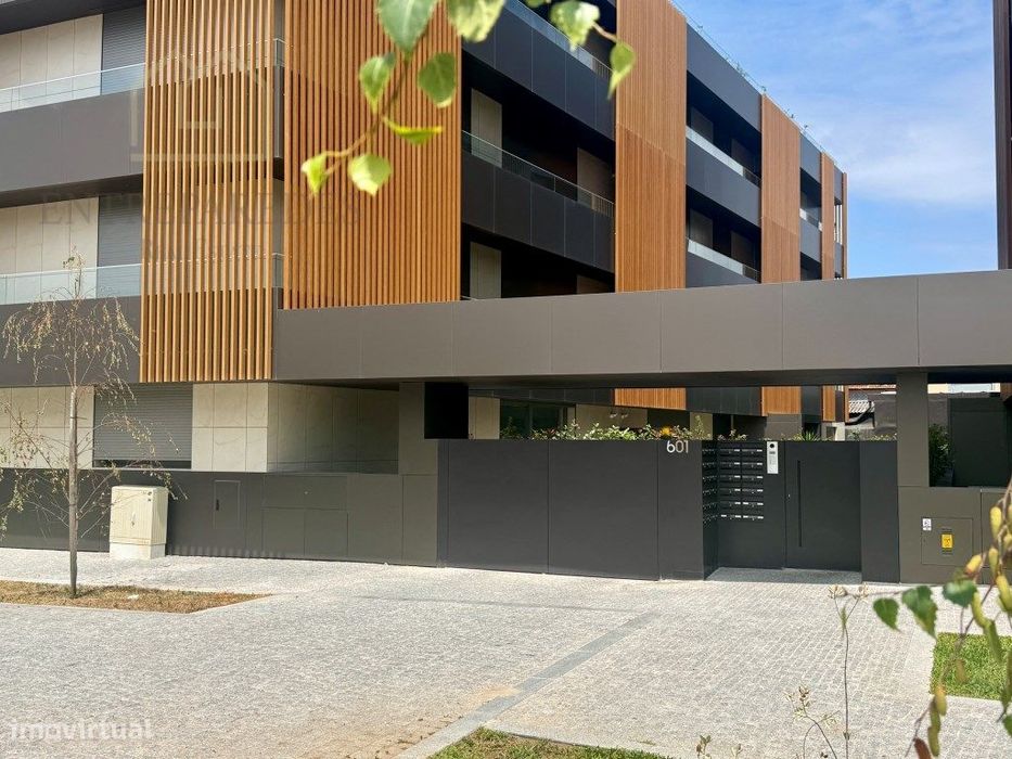 Apartamento T2 com terraço e garagem no centro de Espinho para comprar