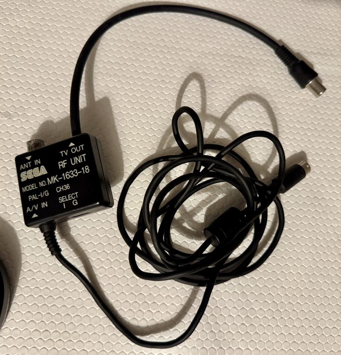 Consola Sega Mega Drive II + comandos + jogos