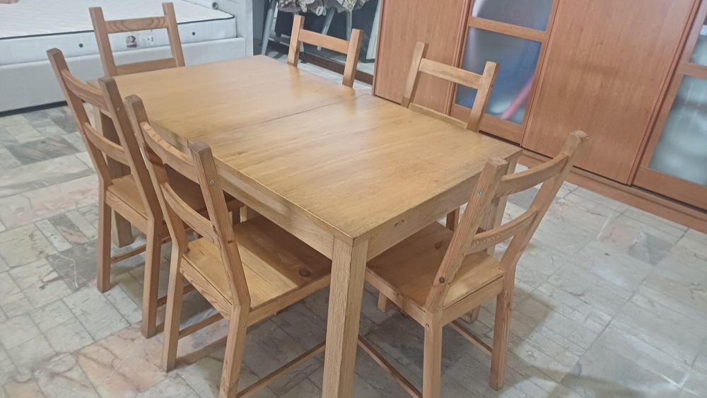 Mesa de sala extensiva com seis cadeiras