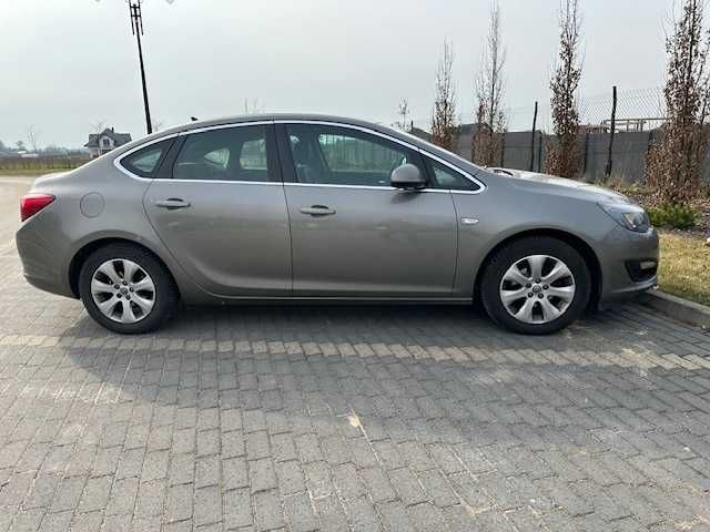 Opel Astra J sedan LPG