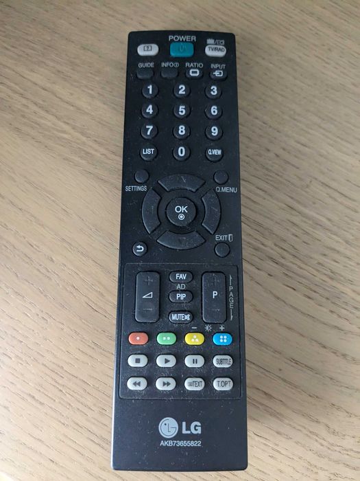 Tela de computador com televisão e comando