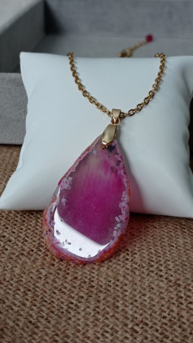 Wisiorek z naturalnym agatem w ciekawym kolorze