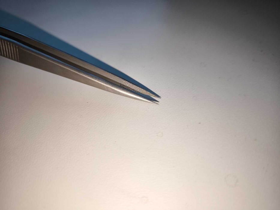 Гострий тонкий пінцет з нержавіючої сталі з можливістю фіксації