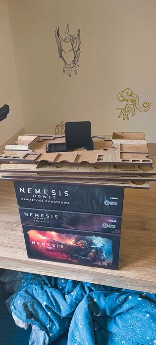 Nemesis Odwet Veteran Pledge + insert drewniany + 4 planszetki graczy + stojak planszetka obcych